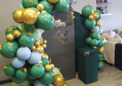 Balloon decorations by one dell of a party